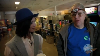 大屁股美女骑着假阳具展示她的天然乳房