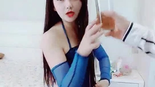 大爷你要是想要我现在就把自己给你,大爷居然会喝水,好长的大舌头哦,虽然是一杆老枪但是一样射进了我的身体!