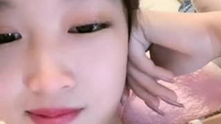 亚洲业余少女Freya Parker与两个兴奋的男人做爱