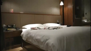 可爱猫耳萌妹子没想到这么色~褪下学生制服后綑绑戴项圈自滴蜡样样来