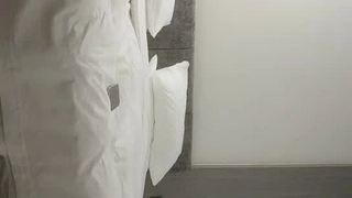 黑丝人妻一边被大鸡巴操一边给网友打电话