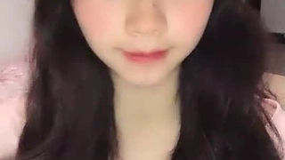 新鲜的少女情侣用内射结束猛烈性爱