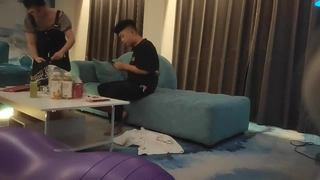大奶和屁股宝贝Melody Radford在后台试穿