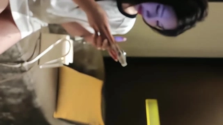 跟女同事出差酒店激情放縱，沙發上扒光吃奶玩屄，給狼友掰開看騷穴，口交大雞巴床上放肆抽插浪叫呻吟不止…