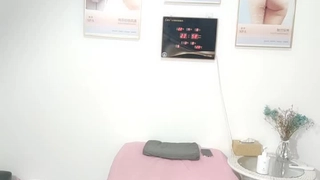 极品00后小萝莉 粉嫩少女胴体 光头男胆子大 镜头直接正对鲍鱼来特写