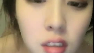 18岁的女友在高清视频中被成熟男人肛交内射