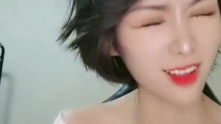 通威集团超有女人味的阿姨，看到小鲜肉爱不释手