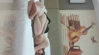 【在线】戴着时尚圆帽的小美女往下退去裙子不停的ZM 1V