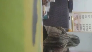 滴士司机带着萝莉主播K勾搭几个小青年开房淫乱